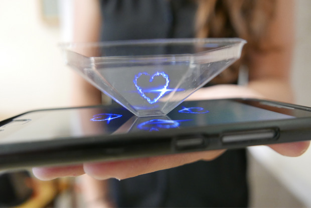 Darin entsteht ein Kunststoffprisma für das Handydisplay zur Anzeige von Hologrammen.