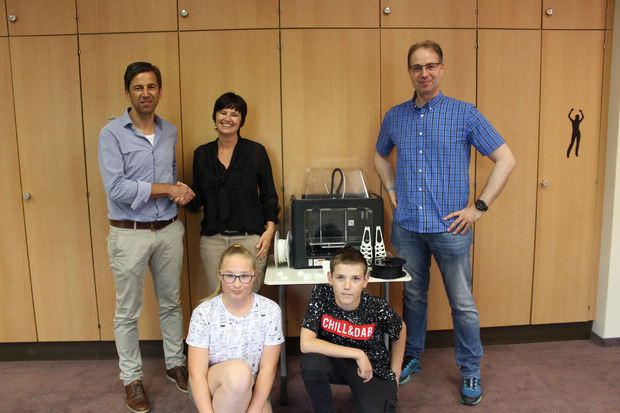 Edwin Meindl (l.) übergab den 3D-Drucker an NMS-Direktorin Gabriele Schwab, mit im Bild Lehrer Christoph Pitterle und die beiden Schüler Nina Unterguggenberger und Alexander Lugger.