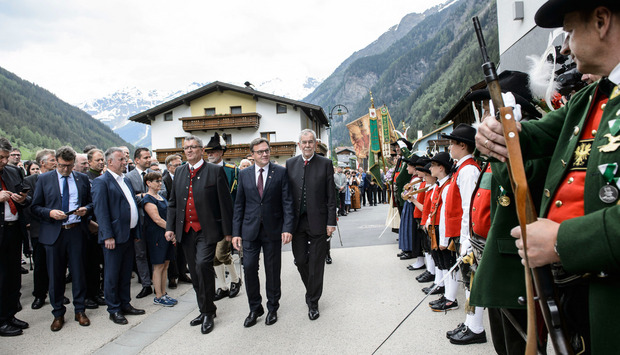 Bundespräsident van der Bellen mit LH Günther Platter und Bürgermeister Josef Raich.