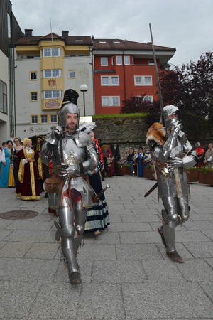 Verbreiteten ein Mittelalter-Flair: die geharnischten Teilnehmer beim Festzug.