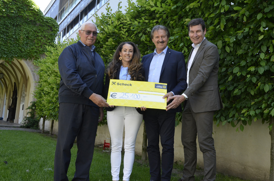 Martina Egger übergab die Spende an Kurt Kostenzer (Kinderhilfe), BM Hans Lintner (Sozialfonds der Stadt Schwaz) und Martin Lechner (Sozialfonds Gambrinusfreunde, von links).