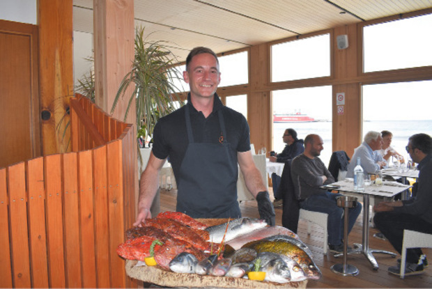 Romain mit einer Fischauswahl im Restaurant à Siesta auf der Isle Rousse.