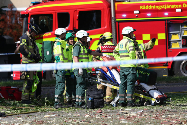 Einsatzkräfte am Ort der Explosion.