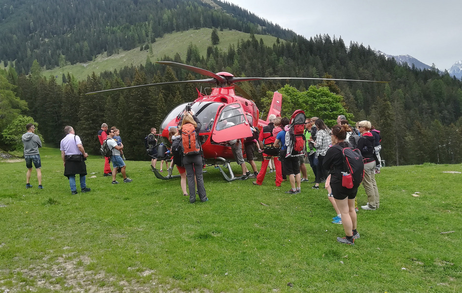 Für die Besucher gab es ein abwechslungsreiches Programm. Heli Tirol stellte einen Rettungshubschrauber aus.