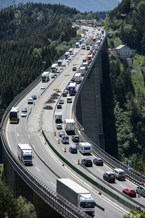 Die Baustelle auf der Europabrücke sorgt für zusätzlichen Stau.