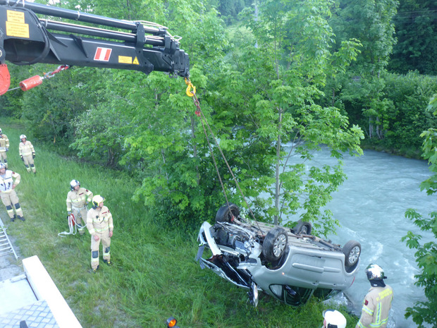 Der Wagen wurde aus der Ache geborgen.