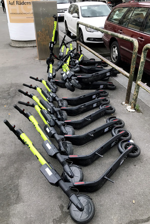 Die E-Scooter sind am Ende des Tages in der ganzen Stadt verstreut zu finden.