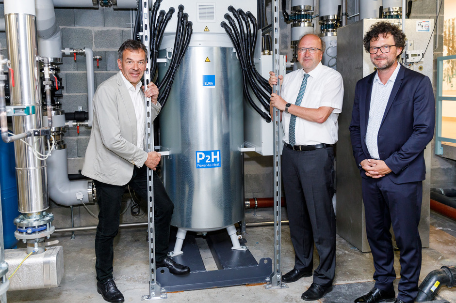 Fototermin am Durchlauferhitzer der Anlage: BM Gerog Willi und die IKB-Chefs Helmuth Müller und Thomas Pühringer (v. l.).<span class="TT11_Fotohinweis">Foto: Thomas Steinlechner/IKB</span>