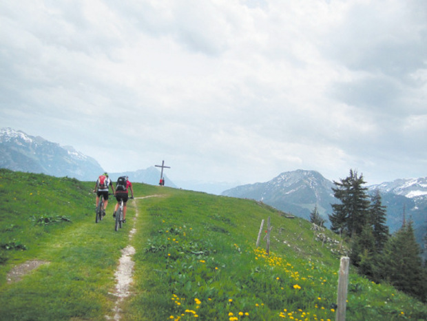 Mit dem Rad kann man dann direkt bis zum Gipfelkreuz fahren.