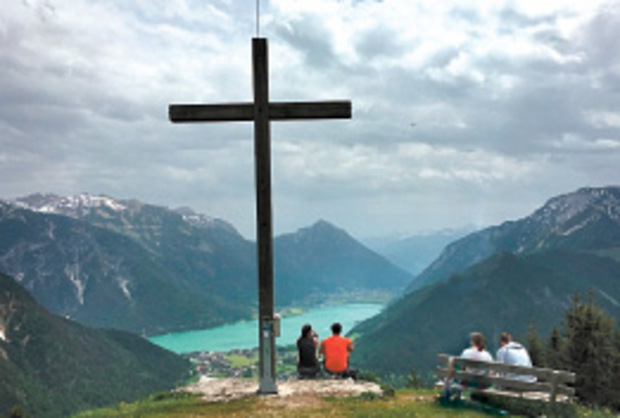 Von dort aus hat man traumhafte Ausblicke auf See und umliegende Bergwelt.