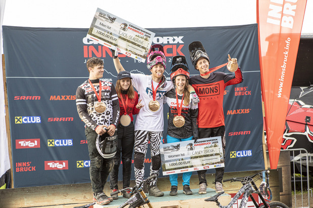Das Podium mit Seriensiegerin Casey Brown (2. v. r.).