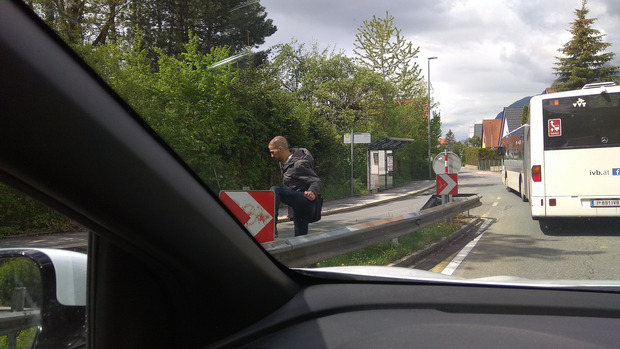 Nach dem Aussteigen müssen Passagiere die Fahrbahn queren oder über die Leitplanke klettern.