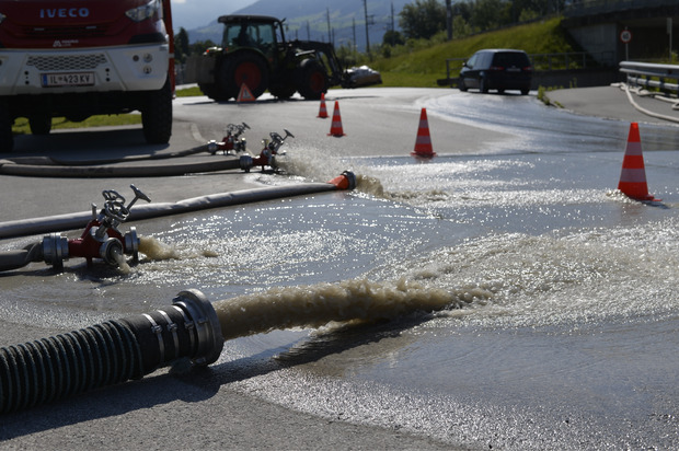 Die Feuerwehren pumpten gestern Tausende Liter Wasser aus Kellern und Feldern.