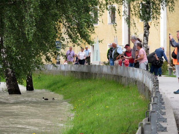 In Rattenberg lockte das Hochwasser zahlreiche Schaulustige an.