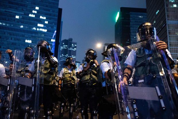 Die Polizei ging mit Tränengas, Gummigeschoßen und Pfefferspray gegen Demonstranten vor.