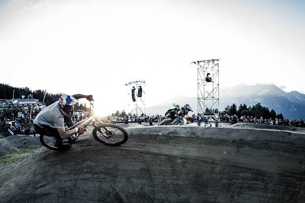 Bis kurz vor 23 Uhr am Abend lieferten sich die Rider bei der Pump Track Challenge ein Kopf-an-Kopf-Rennen um den Sieg.