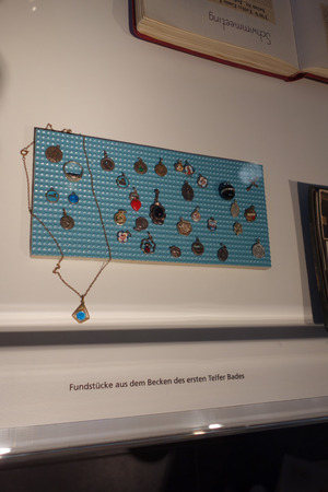 Auch Fundstücke aus dem Becken des ersten Telfer Bades sind in der Schau zu bewundern.