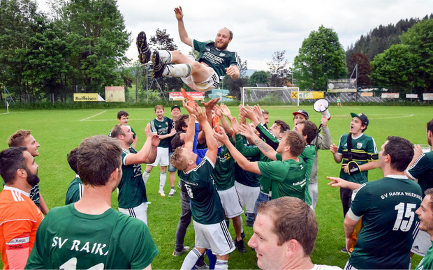 Die Weerberger Kicker ließen nach dem 2:1-Sieg in Wildschönau Torschütze David Schweinberger hochleben.