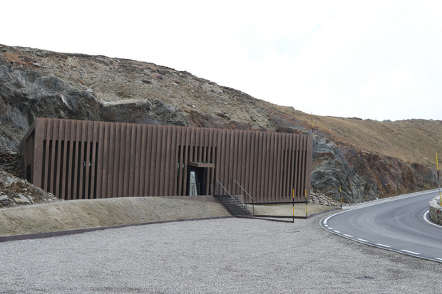 Neu ist die sechste Station des Erlebnisstraßenprojekts "Timmelsjoch Erfahrung", welche die Baugeschichte der steilen Südtiroler Rampe erzählt. Architekt Werner Tscholl hat dafür einen Bunker revitalisiert.