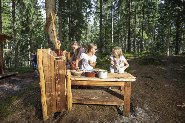 Entdecke und kreiere deine eigenen
Rezepte in der Hexenküche im
Juppi Zauberwald am Reither
Kogel.