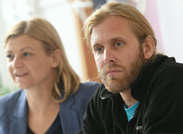 Die Vorsitzende der Privatangestellten-Gewerkschaft Barbara Teiber und Amazon-Mitarbeiter Maarten N.