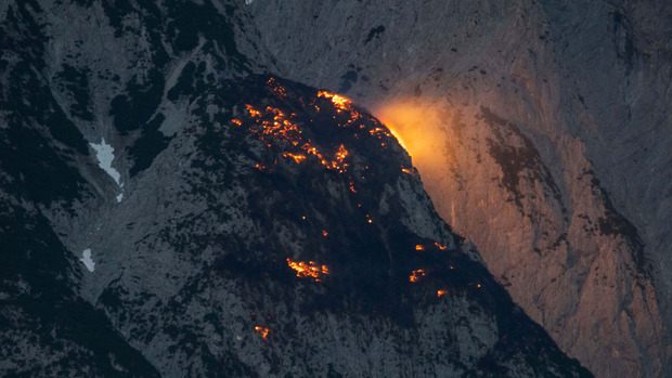 Vermutlich hat der Wind das Feuer erneut angefacht. Die Feuerwehr Absam ist vor Ort und beobachtet das Geschehen.