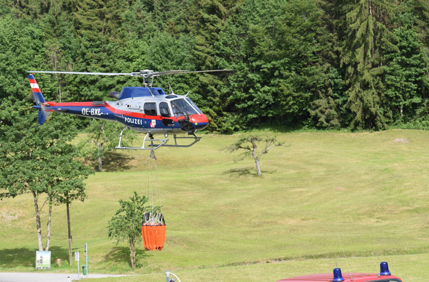 Zwei Polizeihubschrauber stehen zur Brandbekämpfung im Einsatz.