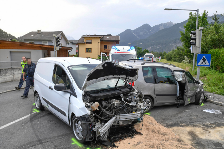 Die beteiligten Fahrzeuge wurdens schwer beschädigt.