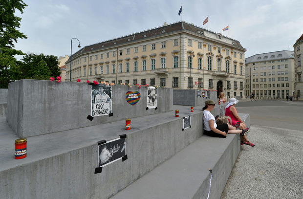 Das geschmückte Deserteursdenkmal.