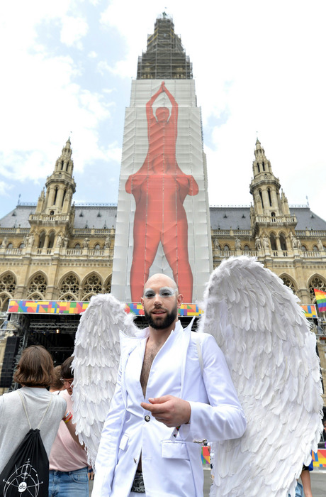 Der Veranstalter erwartet bis zu 500.000 Teilnehmer, die farbenrpächtig gegen die Diskriminierung von Schwulen, Lesben und Transgender-Personen demonstrieren werden.