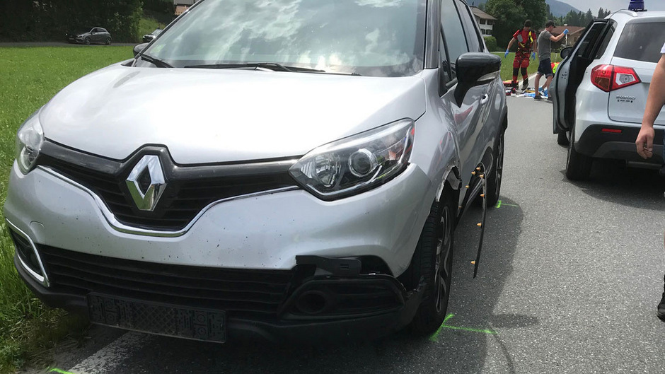 Obwohl an den Fahrzeugen kaum Schäden sichtbar sind, dürfte der Motorradfahrer so unglücklich mit dem Pkw kollidiert sein, dass er sich tödlich verletzte.