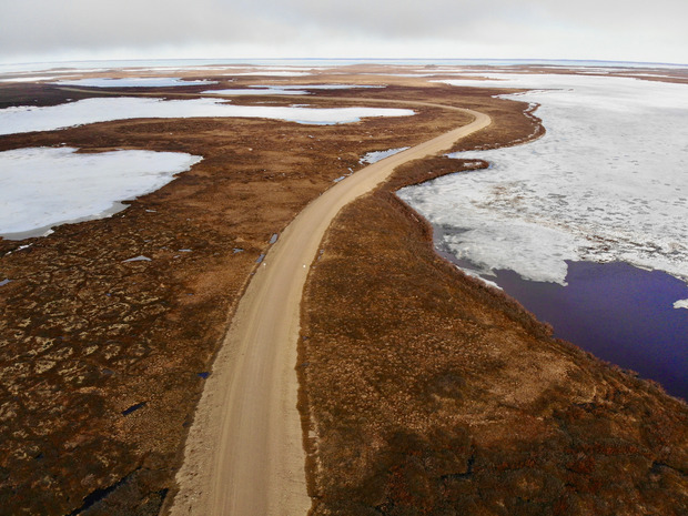 Die Strecke des Inuvik-Tuktoyaktuk-Highways führt vorbei am Rande der Beaufortsee, einem Teil des Nordpolarmeers.