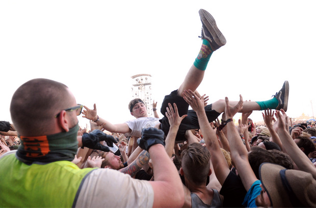 Ein Crowdsurfer während Papa Roach auf der Bühne standen.