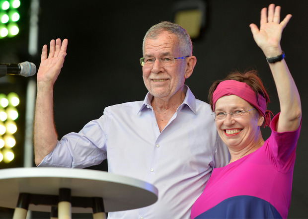 Bundespräsident Alexander Van der Bellen und seine Frau nach seinem Statement.