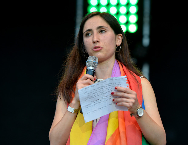 Melanie Geymonat, die mit ihrer Freundin Opfer einer Prügelattacke in einem Bus wurde, trat bei der Abschlusskundgebung auf.