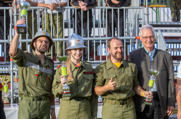 Die Gruppenkommandanten der drei erstplatzierten Bewerbsteams in der Kategorie Nassleistung: Bernd Kuckla (Sillian), Nadine Wurzer (Hopfgarten) und Markus Tscharnig (Gaimberg, v. l.) mit BM Karl Poppeller.