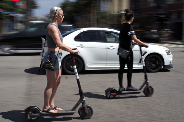 Elektro-Scooter sind Fahrrädern gleichgesetzt. Auf Gehsteigen haben sie nichts verloren.