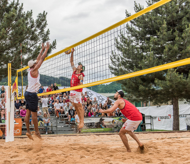 Huber/Dressler (r.) gewannen das Beachvolleyballturnier im Tivoli.