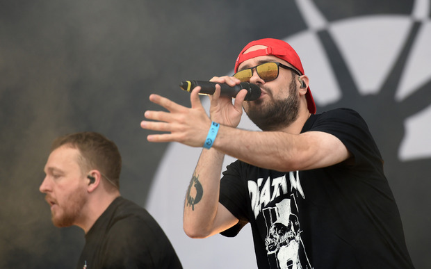 Panik Panzer (Tobias Pongratz) und Koljah (Kolja Podkowik) von der "Antilopen Gang" auf der "Blue Stage".