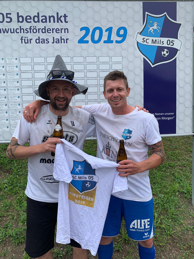 Bewiesen Steherqualitäten und feierten den Milser Aufstieg bis Sonntag durch - Stefan Hörtnagl (l.) und Martin Angerer.
