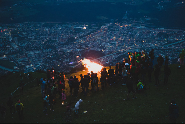 Stimmungsvolles Beisammensein auf der Innsbrucker Nordkette: So gibt es das nur in der Sonnwend-Nacht.