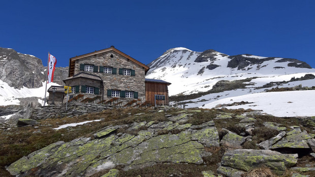 Mittlerweile wird es langsam grün rund um die Hütte im Zillertal.