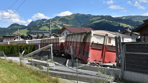 Der Wagon krachte in die Absperrung.