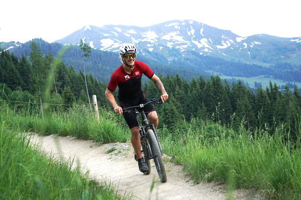 Nachdem Manuel Feller seinen Sponsorvertrag mit Saalbach um ein weiteres Jahr verlängert hatte, schwang er sich sogleich aufs Mountainbike.