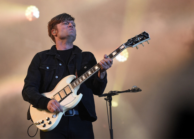 Sänger und Gitarrist Björn Dixgard sowie der Rest der Band "Mando Diao" rockten die Donauinsel-Bühne ganz in Schwarz.