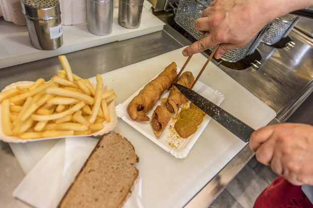 Die Spezialität der Wurstkuchl ist ein frittiertes „Langos“und entpuppt sich als Debreziner im Brotteig.