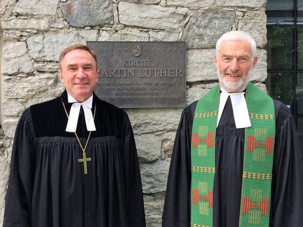 Auch Superintendent Manfred Sauer (l.) war zur Verabschiedungsfeier von Pfarrer Hecht gekommen.