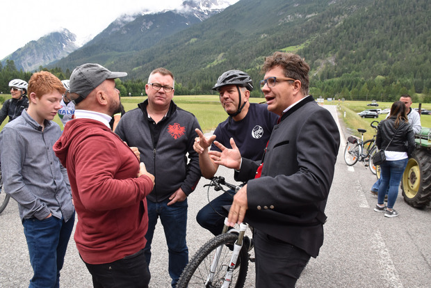 Demobefürworter Bluatschink Toni Knittel (l.) im Wortgefecht mit Lechtaler Touristikern (v. l.): Armin Knittel, TVB-GF Michael Kohler und TVB-Obmann Marc Baldauf.