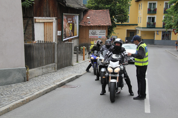 Am Eingang der Lehngasse wurden Motorradfahrer informiert.