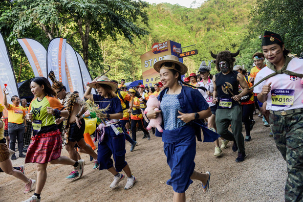 Teilnehmer eines Marathons in der Nähe der Tham Luang-Höhle. Der Ort wurde inzwischen von mehr als 1,3 Millionen Touristen besucht.
